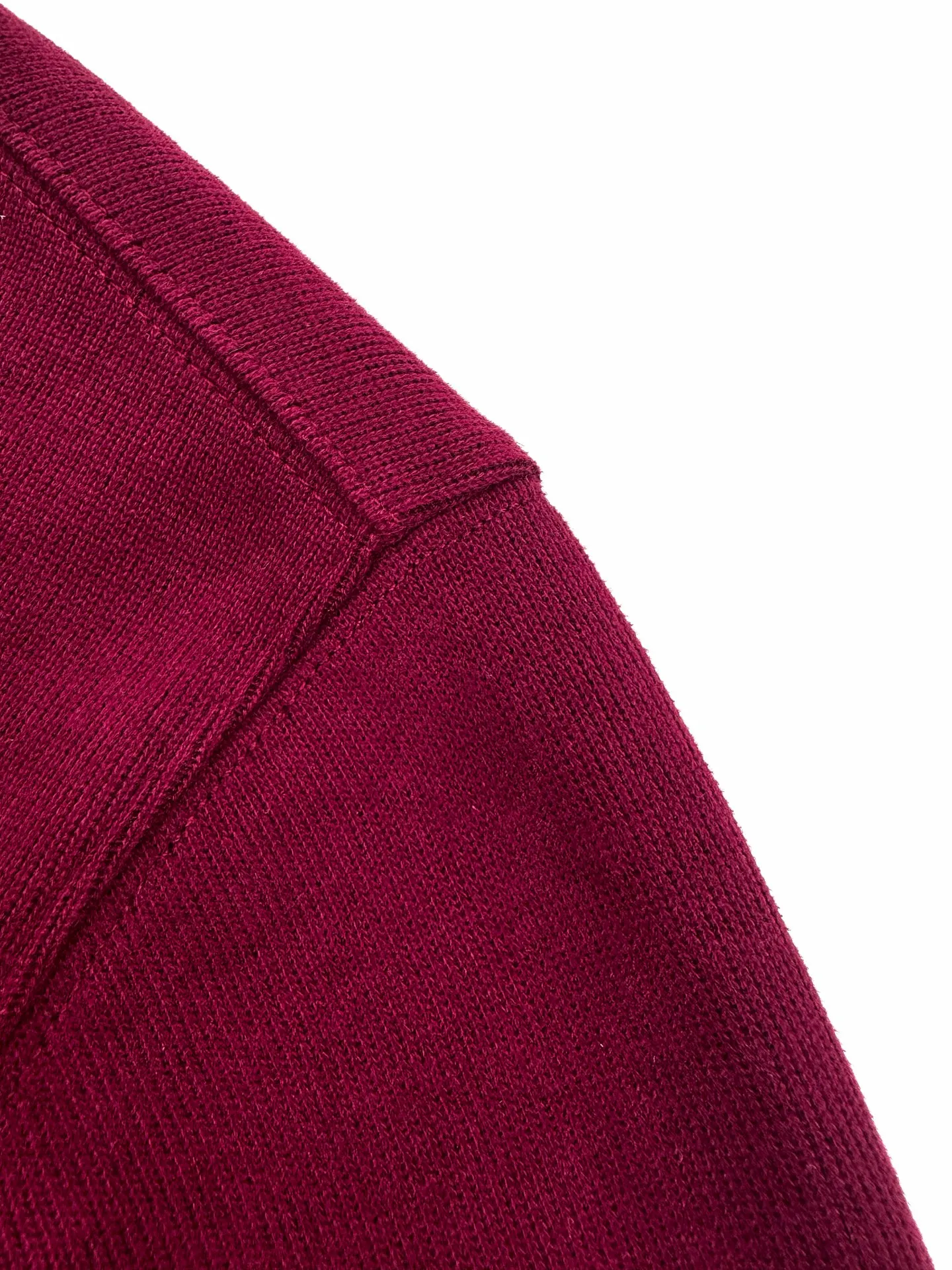P330 Ralph Lauren gold embroidered turtleneck sweatshirt. Customized elegant fine cotton velvet material. Soft and silky, comfortable and skin-friendly. It is based on low-saturated brown-red and incorporates a hint of purple mystery. The exquisite colorful pony logo jumps into burgundy. It has its own focus and is highly recognizable. Simple and smooth lines outline the overall outline. The design of the half-zipper is sublimated. The leather tab of the zipper head is distressed and retains slight raw edges. It hides unintentional beauty in the name of design. Create a new fashionable realm for sweatshirts. Process 1: Adopt imported machine embroidery technology. Use advanced computer control systems and precision mechanical components to realize pony mark embroidery operations with high precision and smooth and delicate lines. Process 2: The fabrics are washed and have a better hand feel. Not easy to deform, not easy to shrink, not easy to fade, and maintain long-term beauty. Accessories: Customized 1:1 Ralph Lauren zipper. Customized 1:1 Ralph Lauren trademark. Version: Fitted version. Size: S M L XL model number: BB759